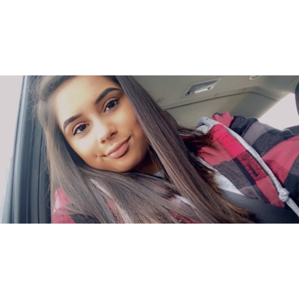 Meet your Posher, Mona